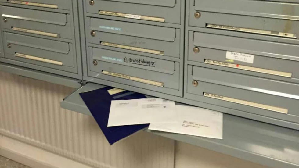 Inte utdelat. Eva Hedås hittade post till en annan person, bland annat deklarationsblanketten, i trapphuset. ”Det här är mycket allvarligt”, enligt Post- och Telestyrelsen.