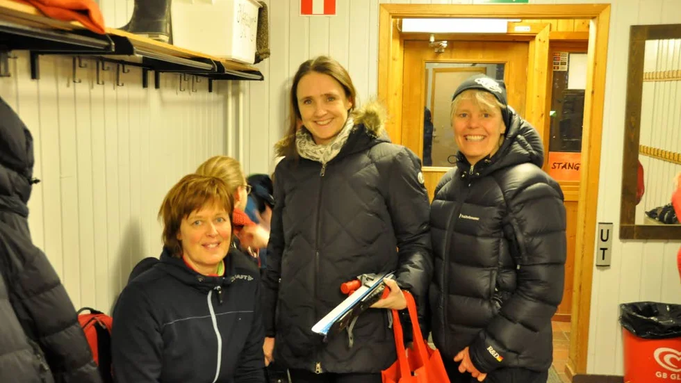 Anette Sundbland hade tagit med sig vännerna Karin Starkman Ahlstedt och Liselott Wahlgren för att testa på en kvällstur på isen.