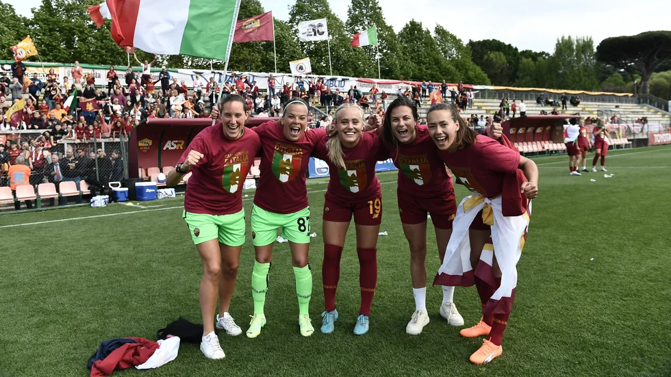För några veckor sedan säkrade Roma en historisk ligatitel. "Det har varit intensivt efteråt med många olika personer som vill fira. Vi själva firade på spanska trappan. Sen skulle vi hälsa på Roms borgmästare och det har varit mycket", säger Selerud som i Roma också har flera andra svenskor. Bland annat Vadstenatjejen Emma Lind, tidigare LFC:aren Elin Landström men också Stephanie Öhrström och Beata Kollmats.
