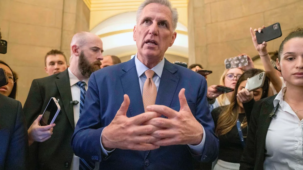 Republikanske talmannen i representanthuset, Kevin McCarthy, möter pressen vid den amerikanska kongressen.