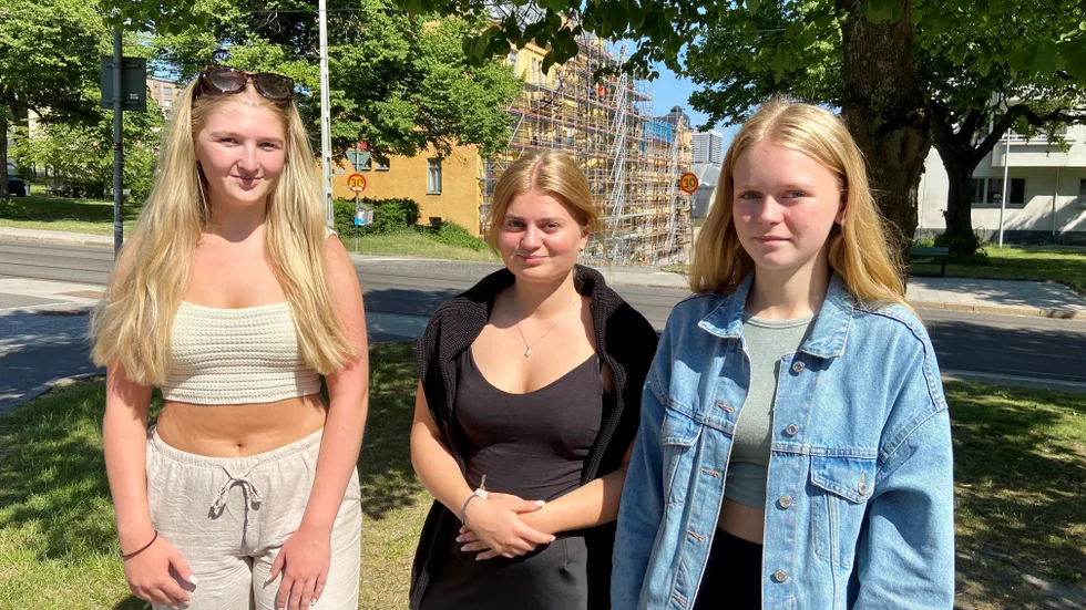 Elin Andersson, Lovisa Wikdahl Klockare och Wilma Olofsson får snart springa ut med dyrbara mössor på huvudet.