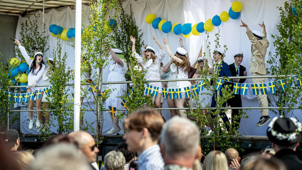 Glittrande glada studenter på Strömbackaskolan i Piteå sprang ut på scenen till musik de valt själva.
