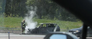 Personbil i lågor på E20 – totalstopp i trafiken