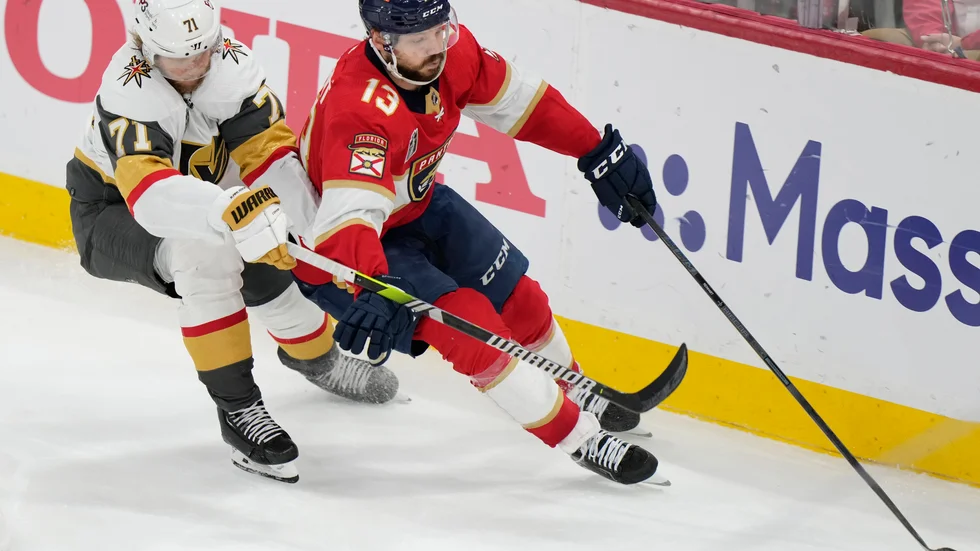Vegas William Karlsson, till vänster, i närkamp med Floridas Sam Reinhart.