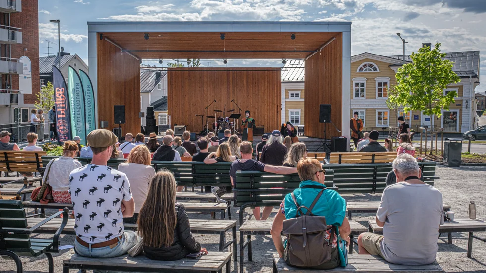 Stadsparken i Luleå där signaturen "Esteten" bland annat vill byta ut bänkarna.