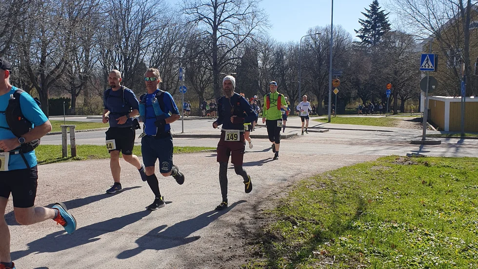 Hundratals löpare tog sig i mål efter fem mils löpning mellan Uppsala och Enköping.