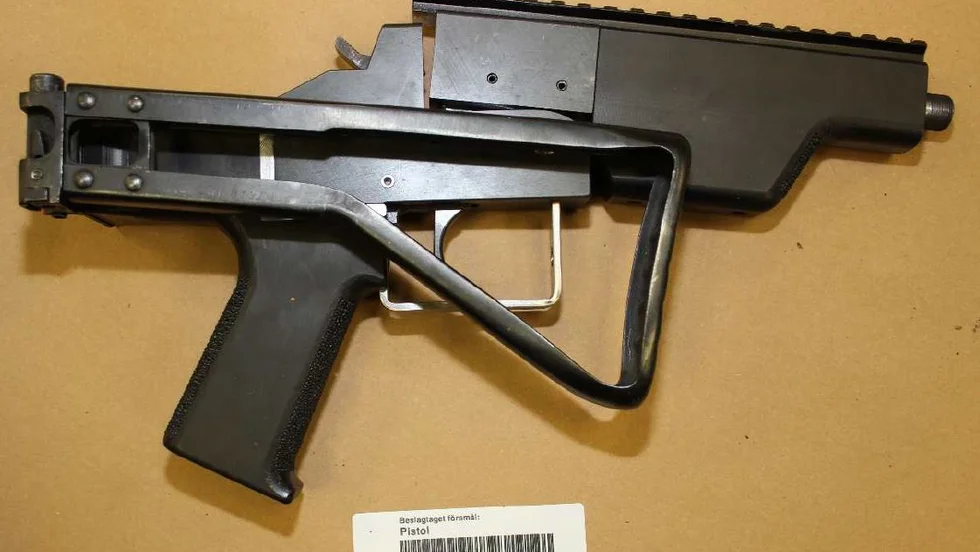 Det hembyggda vapen, som hittats i en av ammunitionslådorna, som låg nedgrävd i mannens trädgård. Nu döms han till 6,5 år i fängelse.