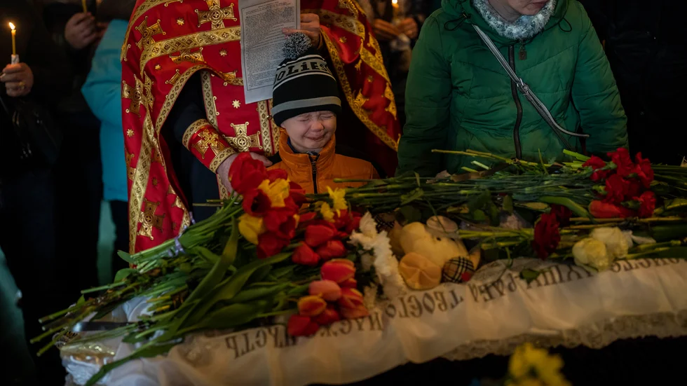 Sexårige Mychajlo Sjulha på sin elvaåriga systers begravning på söndagen.