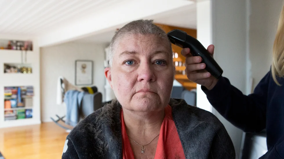 Helena gör ingen hemlighet av att hon inte är särskilt förtjust i sin nya frisyr: "Men det är ändå skönare att det är borta än att det rasar som det gjorde idag."