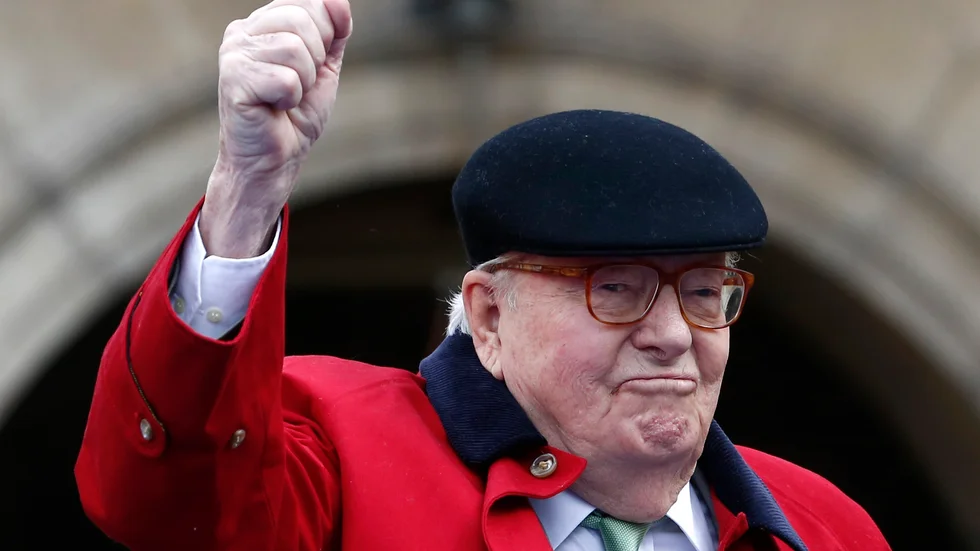Den 94-årige Jean-Marie Le Pen har fått åka hem efter en drygt två veckor på sjukhus. Arkivbild.