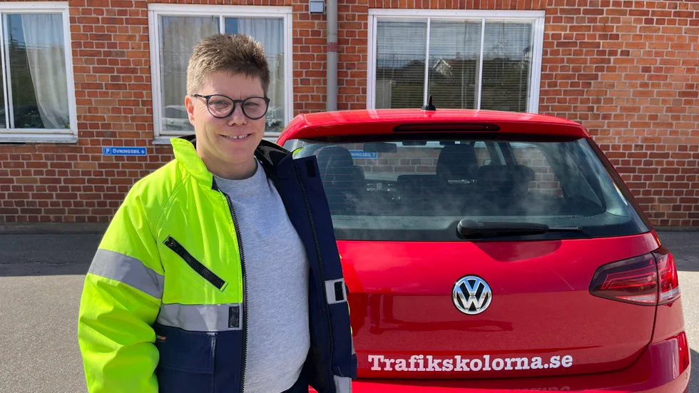Charlotte Ottosson har lång erfarenhet som trafiklärare, hon guidar oss rätt i trafiken.