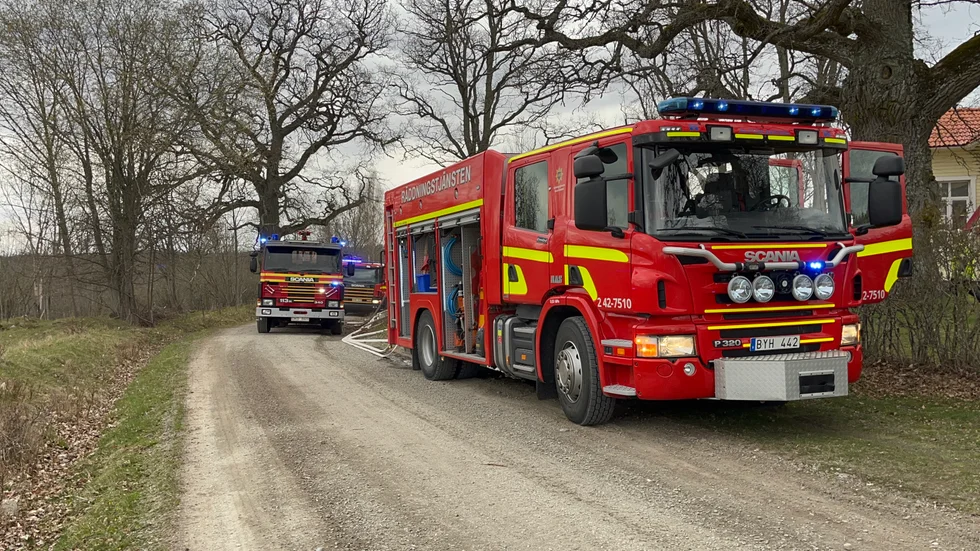 Räddningstjänsten på plats vid en villa utanför Åtvidaberg där en brand utbröt under lördagen.