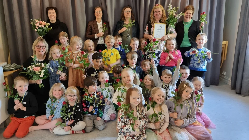 Priset firades rejält på Böle förskola med tårta, blommor och guldmedalj till alla barn. I bakre raden Karin Sidenmark (förskollärare), Karin Kaikkonen (UHR), Kerstin Claesson Callahan (UHR), Karin Ceder (förskollärare) och Elisabeth Fjällström (förskolechef). Knästående Erika Bergstedt (förskollärare). Barn från Mysak, Böle förskola och från förskoleklassen vid Böle skola.