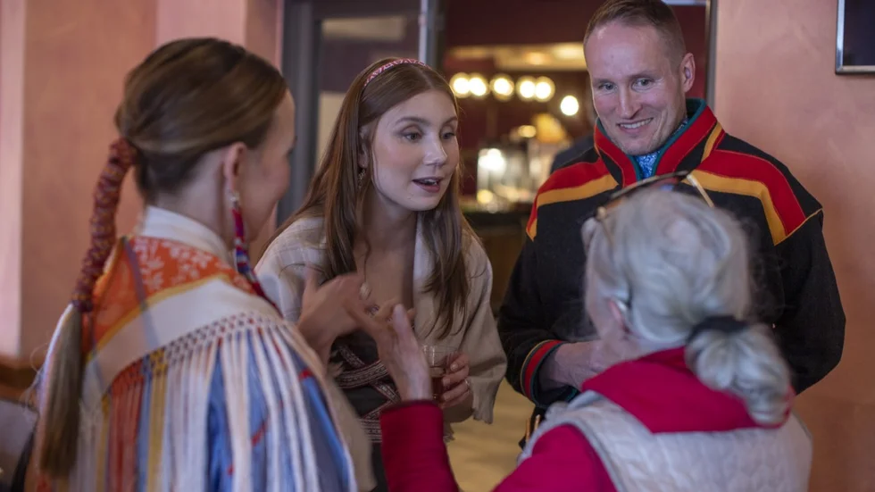 Premiären i Jåhkåmåhkke innehöll många möten. Här samtalar Sofia Jannok, Ella Marie Hætta Isaksen och regissören Ole Giæver med Maj-Doris Rimpi som hade en stor roll i filmen Sameblod.
