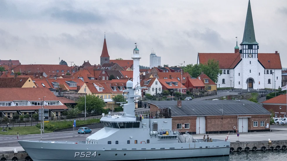 En patrullbåt från den danska flottan vid kaj i hamnen i Rönne på Bornholm 2022.