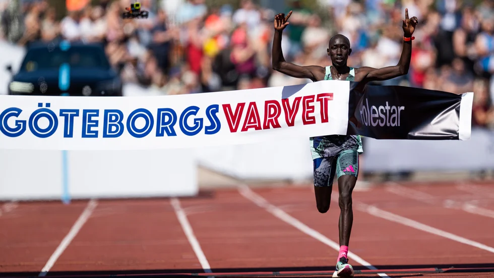 Kenyas Edmond Kipngetich jublar när han passerar målgången i Göteborgsvarvet först av alla på tiden 1,01,46.