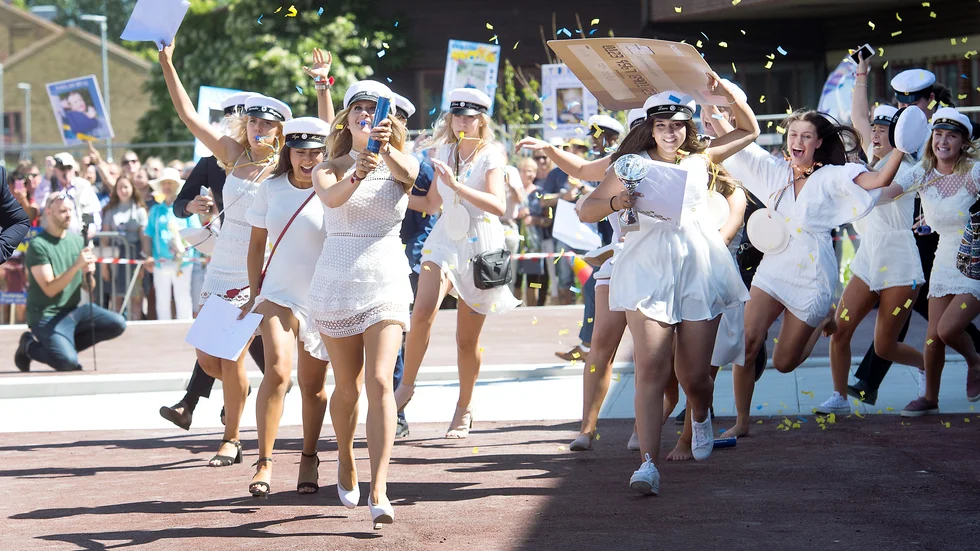 Studenten närmar sig med stormsteg, men allt kring examen är inte gratis. "Jag tror att kostnaden absolut är lätt att underskatta.", säger konsumentvägledaren Anna Nilsson.