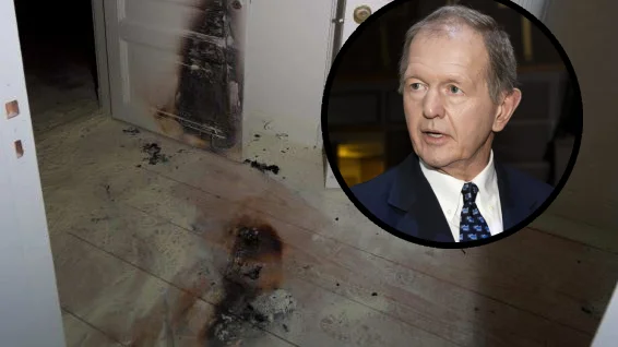 Marcus Wallenberg och hans sällskap flydde till säkerhetsrummet. En bit därifrån satte Nyköpingsbon eld på ett täcke. Branden kunde släckas av polis.