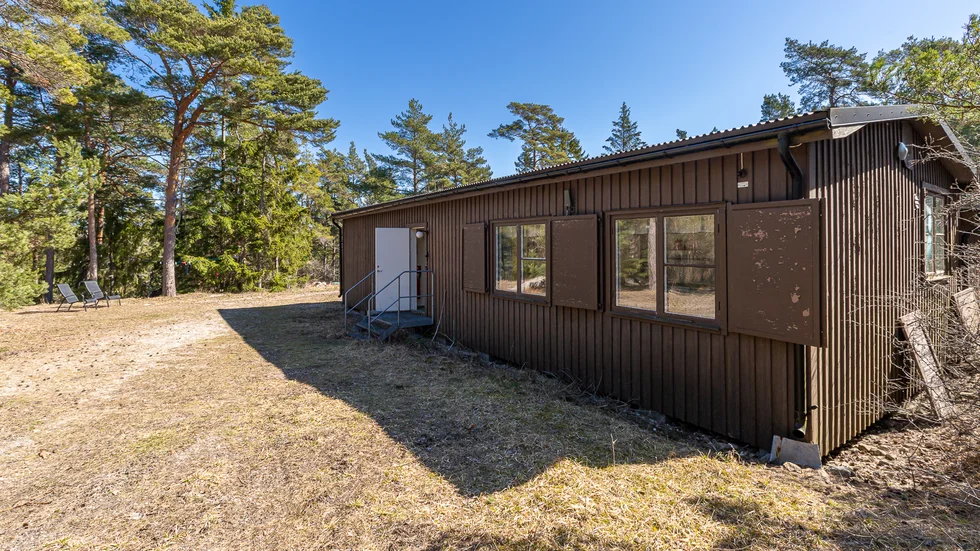 Det gamla fältsjukhuset avyttrades 2008 av marinen och såldes då för 360 000 kronor.