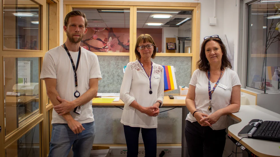 Emil Wiklund, fastighetsförvaltare i Region Sörmland samt Margita Bergman och Marita Andersson, medicinska sekreterare på Kullbergska sjukhuset. De är alla överens om att något behöver göras, frågan är bara vad och när.