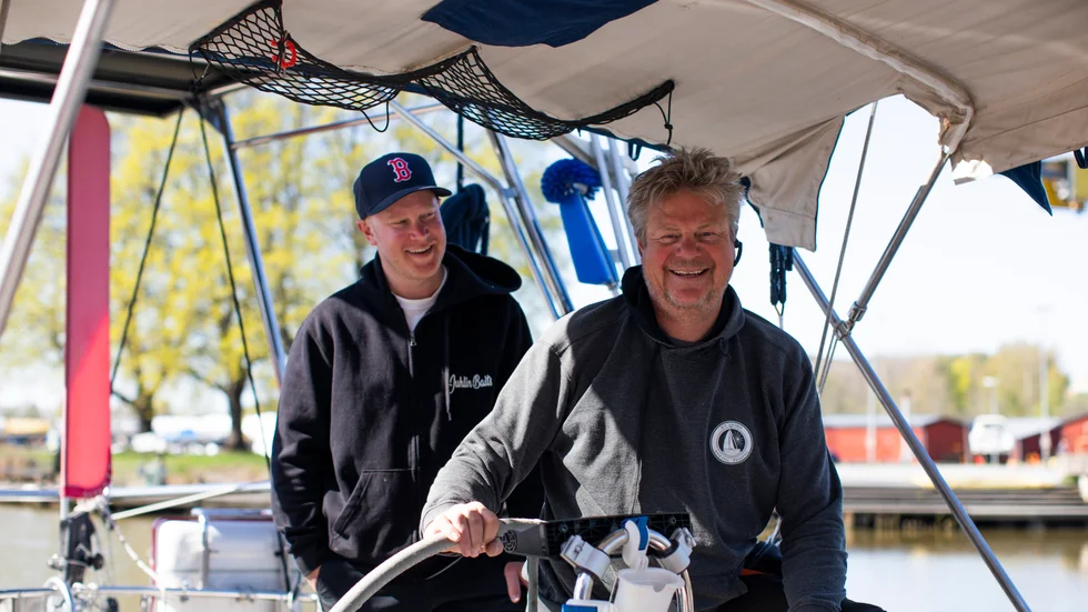 Pelle och Hugo ska segla jorden runt och lämnar nära och kära hemma. "Minst tre år blir vi borta". Pelle sålde allt för att ha råd att köpa segelbåten.