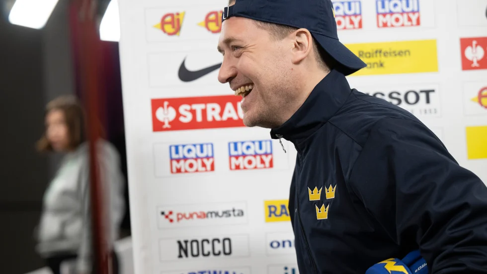 Tre Kronors förbundskapten Sam Hallam på gott humör inför sin VM-debut.