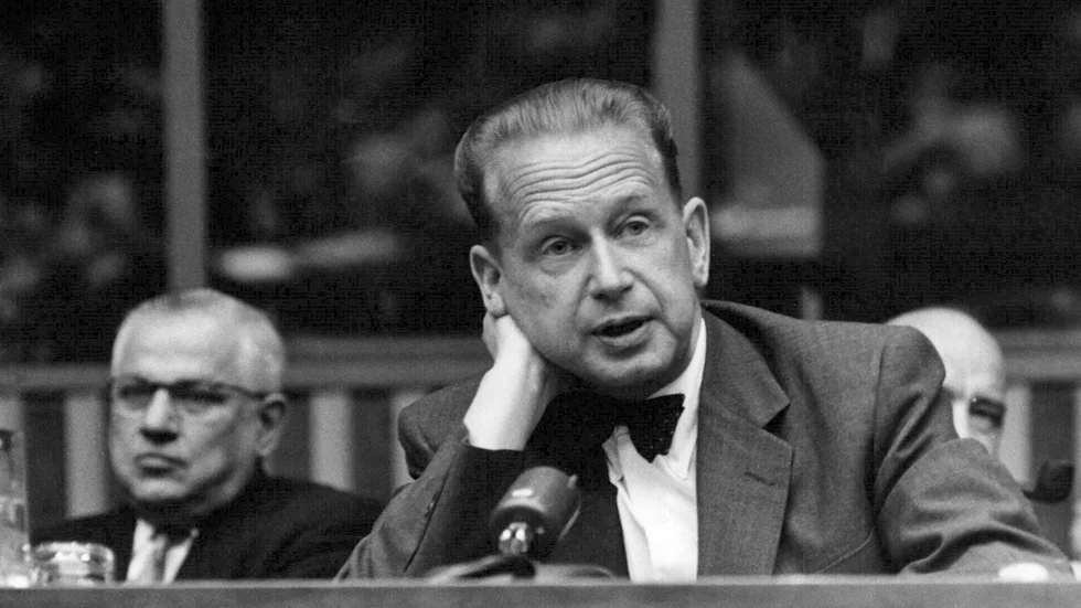 Dag Hammarskjöld på en presskonferens i FN-högkvarteret 1956, tre år efter att han hade utsetts till generalsekreterare.
 