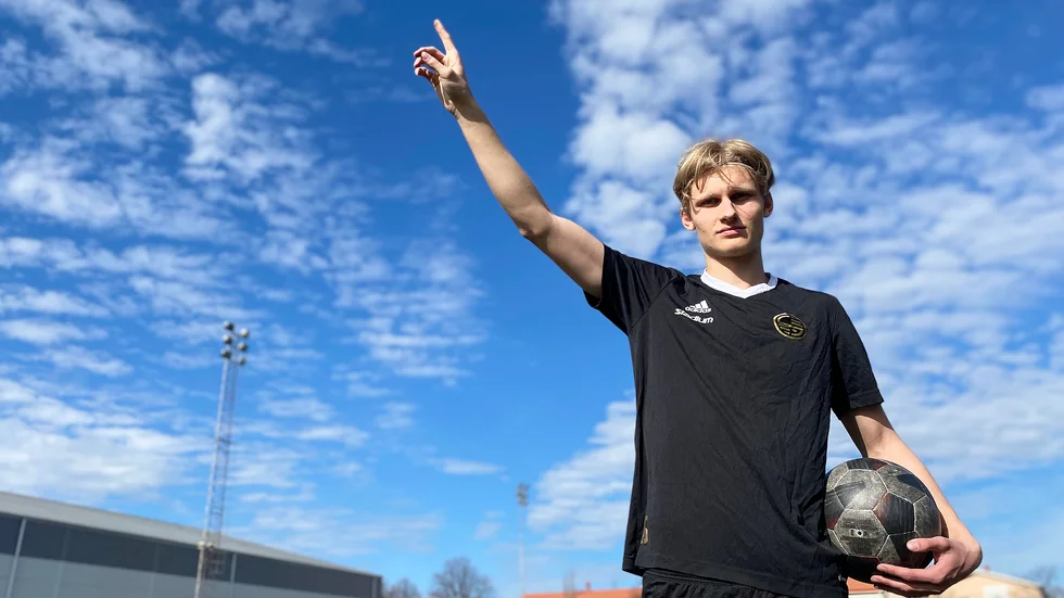 Skellefteå FF:s stjärnforward Elton Hedström har belönats med ett provspel i Östersund, som nu tillhör superettan, efter sin starka säsong i division II.