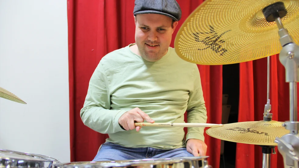 Viktor Johansson är blind och spelar trummor. Nu representerar han Uppsala i Funkisfestivalens semifinal.