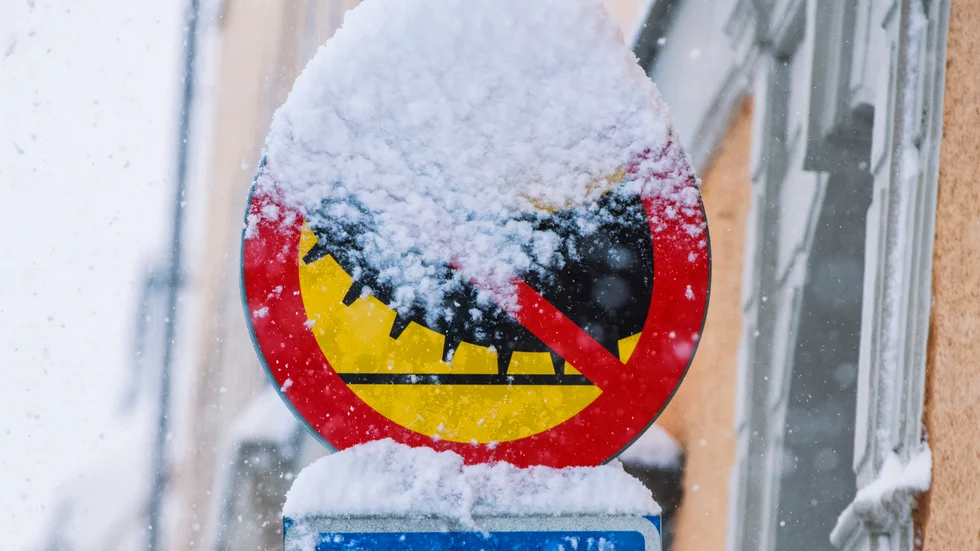 Dubbdäck kan översättas till väggrepp. Förbudsskylten har fotograferats på Hornsgatan i Stockholm, där villkoren radikalt skiljer sig från Gotlands.