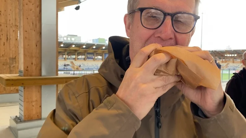 Här testas hamburgaren på Studenternas.