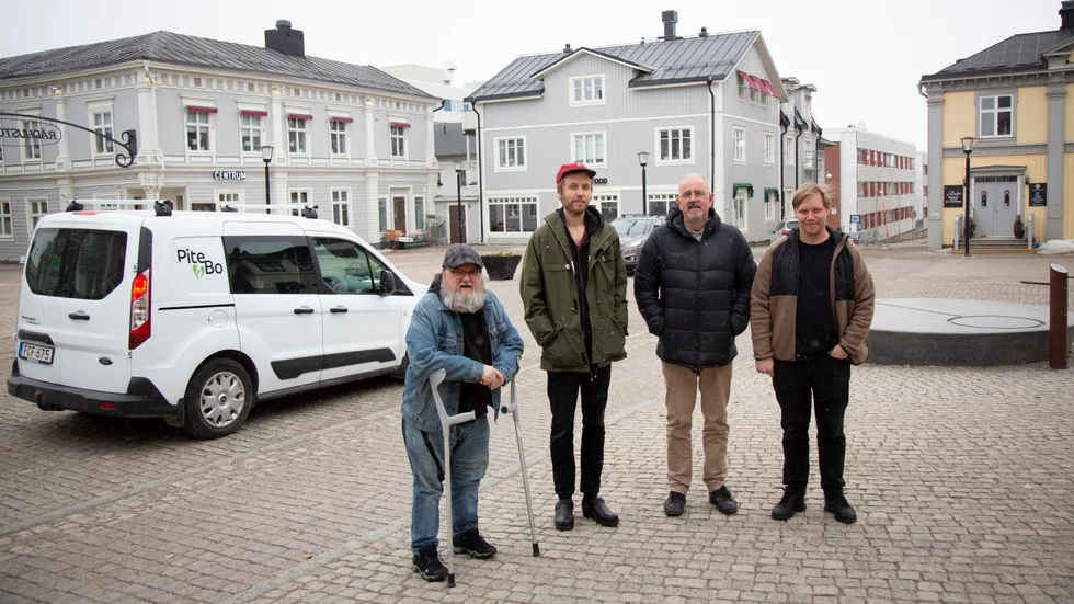 Sven-Åke Mella, Josef Eriksson, Stefan B Andersson och Johan Eriksson driver verksamheter på Rådhustorget. Nu vill de att biltrafiken stängs för att öka trafiksäkerheten.