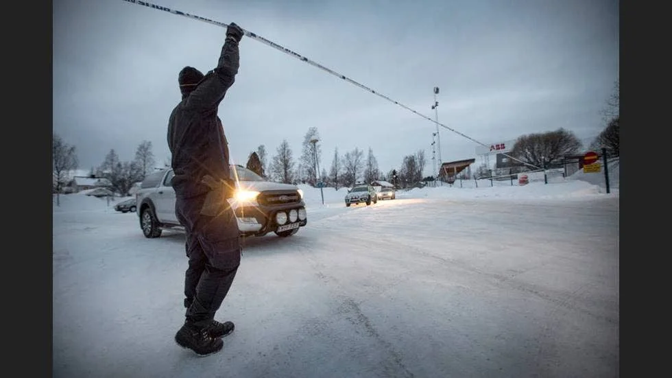 Utreder mord. Polisen spärrade av ett stort område kring en stöldanmäld bil som hittats på parkeringen utanför LF Arena i Piteå.