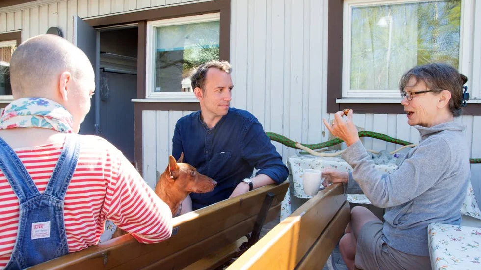 Planering. Anna Lagerman och Tomas Örn samtalar med regissören Ulla Lyttkens över en fika.
