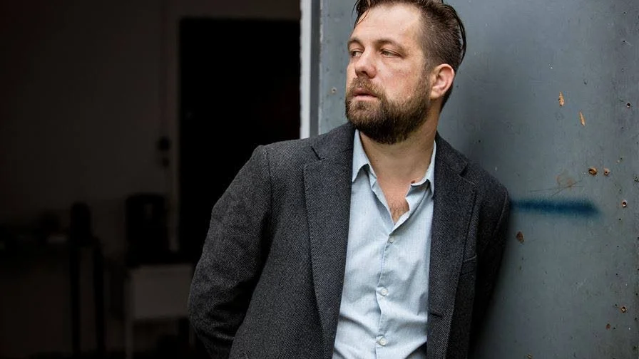 Universitetsliv. Romanen "En enastående karriär" av författaren Martin Engberg utspelas inom samtidens universitetsliv.