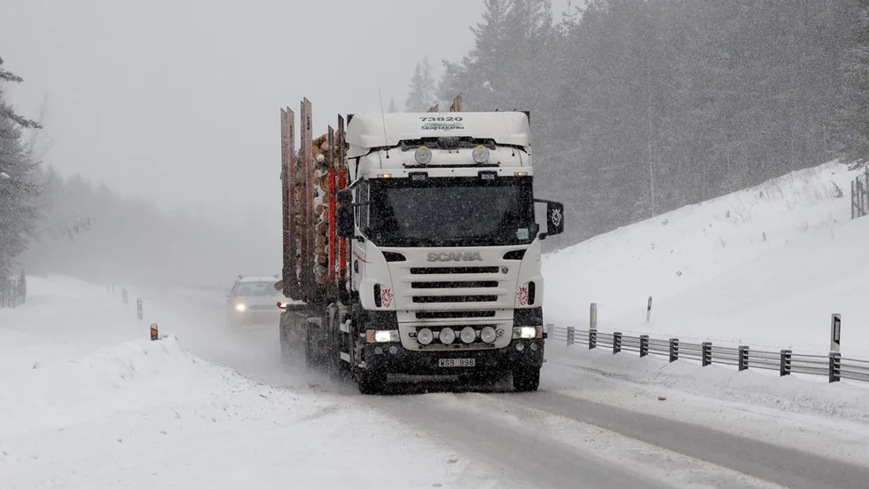 Vinterbilder - trafik - snöväder Vinterväg i vintrigt Sverige. 
SnöfallUppdrag Vägverket, Uppdrag Vägverket