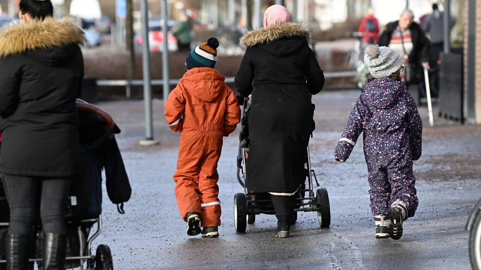 Barn som växer upp i utsatta områden har sämre livschanser. Nu föreslår tre forskare bland annat att barnfamiljer bör få ekonomiskt stöd för att flytta därifrån. Arkivbild.
