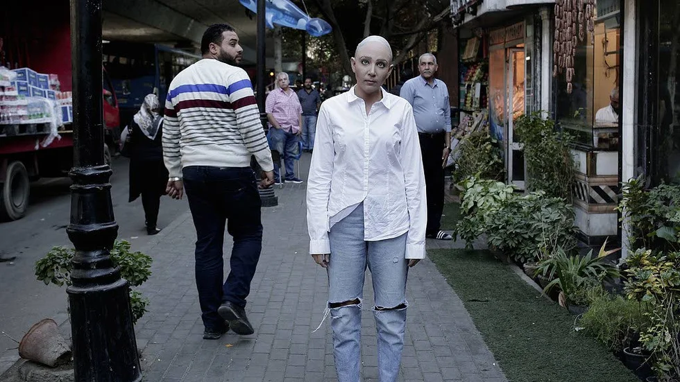Humanoid. "Visst kommer vi allt närmare en realisering av drömmen – eller mardrömmen om en robot som är svår att peka ut i en grupp av människor." På bilden syns egyptiska satirikern Sherine Arafa utklädd till humanoiden "Sophia".