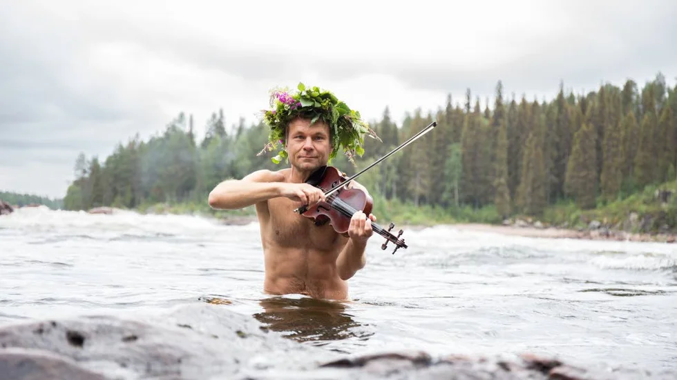 Naken. Det är inte första gången riksspelmannen Daniel Wikslund poserar naken. 2003 vann han tävlingen Årets Näck i Jämtland.