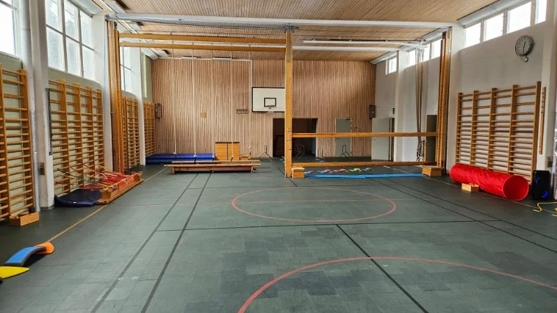 Idrott för barn och äldre. Här är en hinderbana, "Rörelseglädje för barn" kallar föreningen denna aktivitet. Det är positivt är att barnantalen i byarna har ökat i närområdet, skriver berörda föreningar i sitt svar till Kommunen.