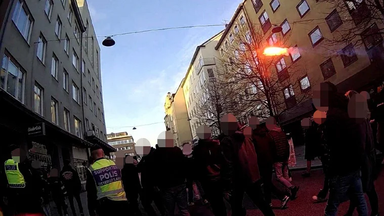 Den 24-årige mannen döms för att ha kastat en brinnande bengal mot två poliser. (Bilden är hämtad ur förundersökningen.)  