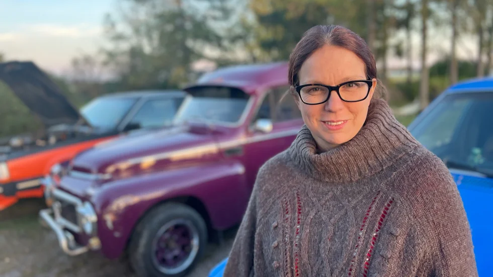 Johanna tycker att det är de vuxna i trafiken som beter sig illa mot de som kör a-traktor. Hon har fått vara med om att folk ger henne fingret eller tutar när de kör om. 