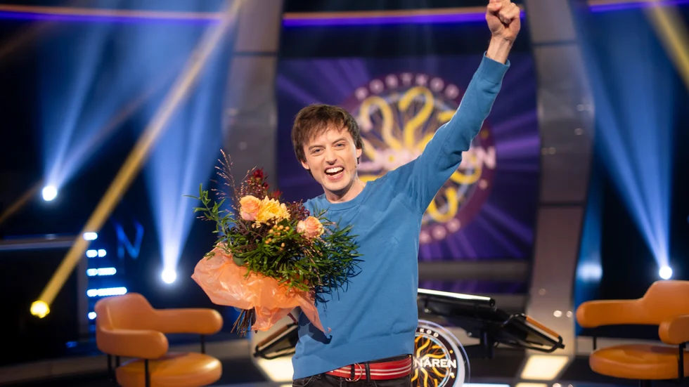 Glädje efter att ha tagit hem miljonen i tv-programmet Postkodmiljonären.