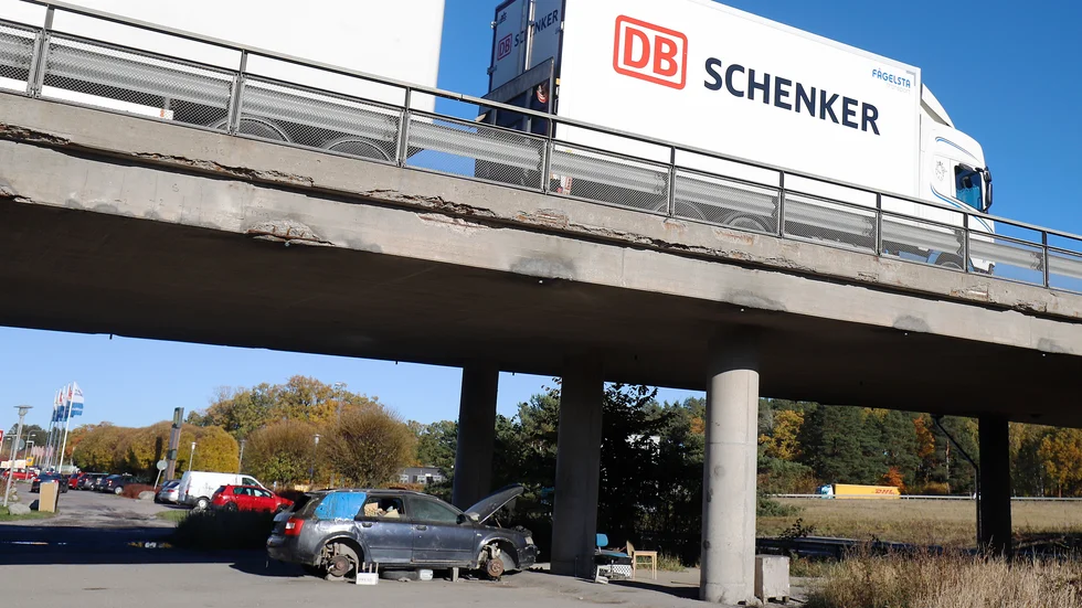 Flera har reagerat över den övergivna skrotbilen under E20, som de tycker ger ett dåligt intryck av Eskilstuna.