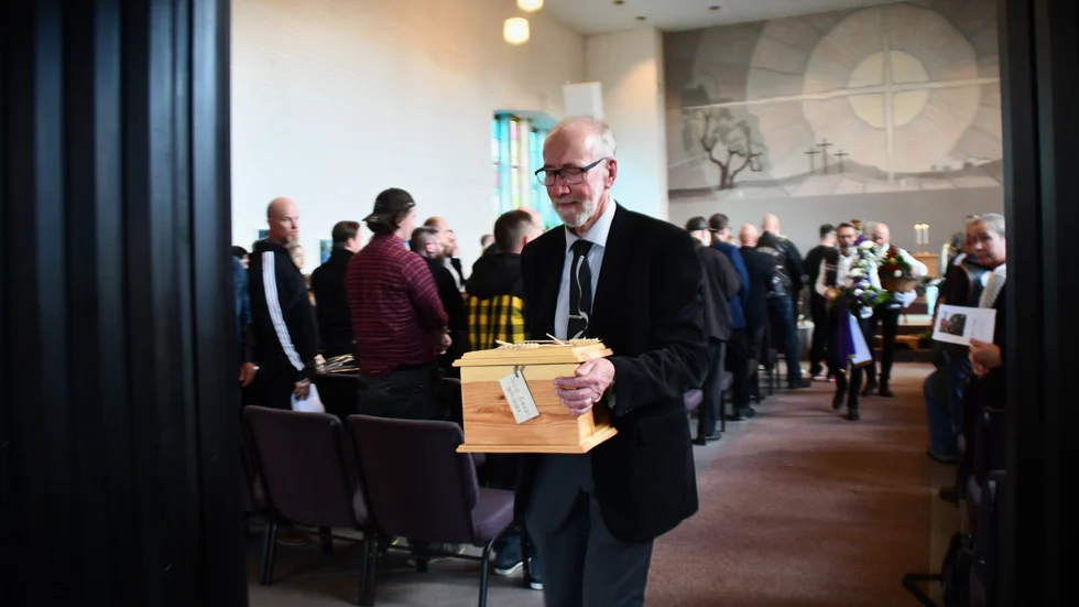 Kistan som rymmer Nico Casals aska väger inte mycket, men är tung att bära. Weine Spets ögon tåras när han bär kistan ur kyrkan. 