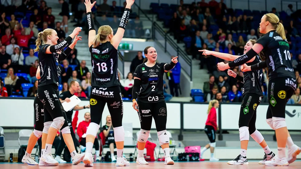 Norsjöfostrade Sofia Andersson, i mitten, jublar här efter Örebors seger i semifinalen. I finalen blev det dock förlust mot Hylte Halmstad, med Skellefteås Emmy Gustafsson i laget. 