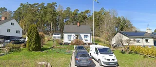 Huset på Enköpingsvägen 58 i Örsundsbro har bytt ägare två gånger sedan 2022