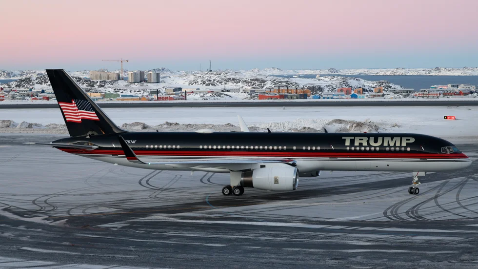 Donald Trumps son landar i Nuuk, Grönland.
Att Trump junior bara skulle vara en ”turist” i Nuuk några timmar får Gotlänningens ledarskribent att hoppas att han aldrig begär landning för Trump-jeten på Visby flygplats.  
”Som om junior är förtruppen som ska visa att farsan menar allvar”. 
