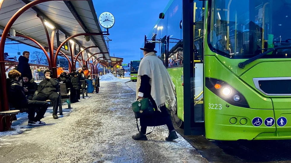 Under tidiga onsdagsmorgonen rapporterade resenärer om att det var glashalt vid Resecentrum. Men parkarbetarna var snabbt på plats med grus.