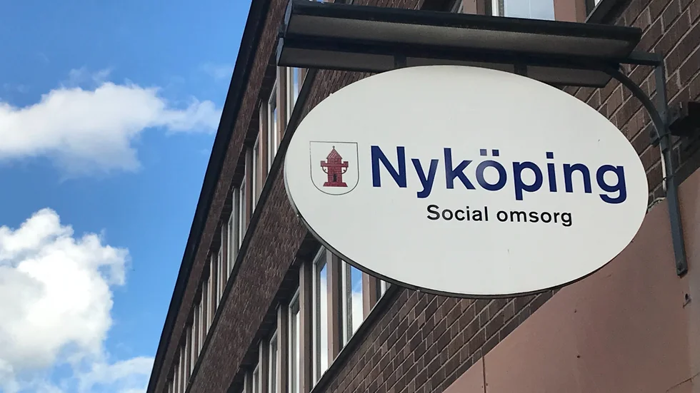 Det är "Divison social omsorg" i Nyköpings kommun som utför insatser inom vård och omsorg, bland annat boendestöd, och som ansvarar för hur verksamheterna styrs mer i detalj. Vård- och omsorgsnämnden har det yttersta ansvaret och ger uppdrag till divisionen.